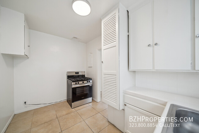 Building Photo - 1047 S Holt-