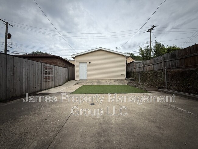 Building Photo - 1232 N Hamlin Ave
