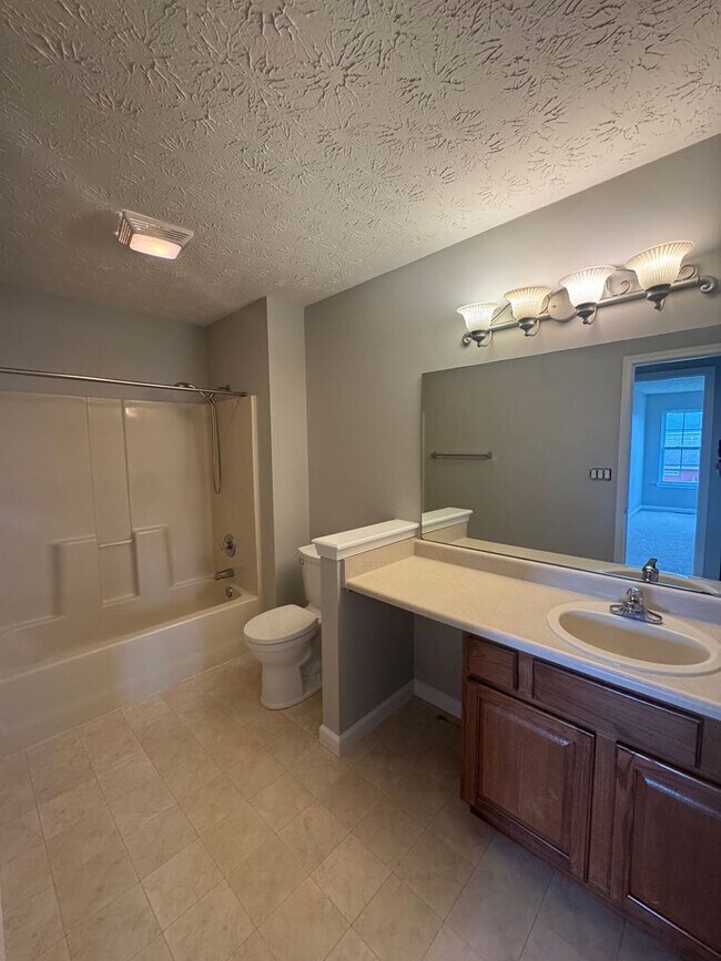 Building Photo - Three Bedroom Home with Fenced in Yard!