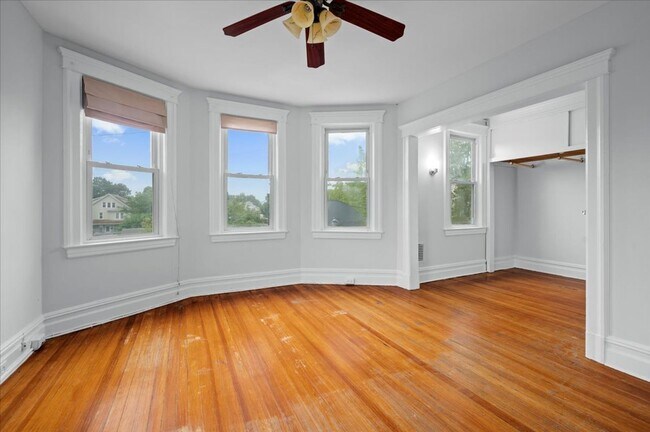 Building Photo - 4 Bed 1 Bath Large Home