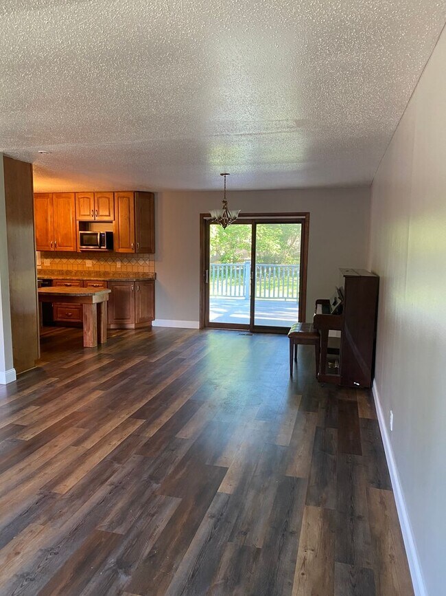 Building Photo - West side location 4br 2.5bth Finished Basement 2crg