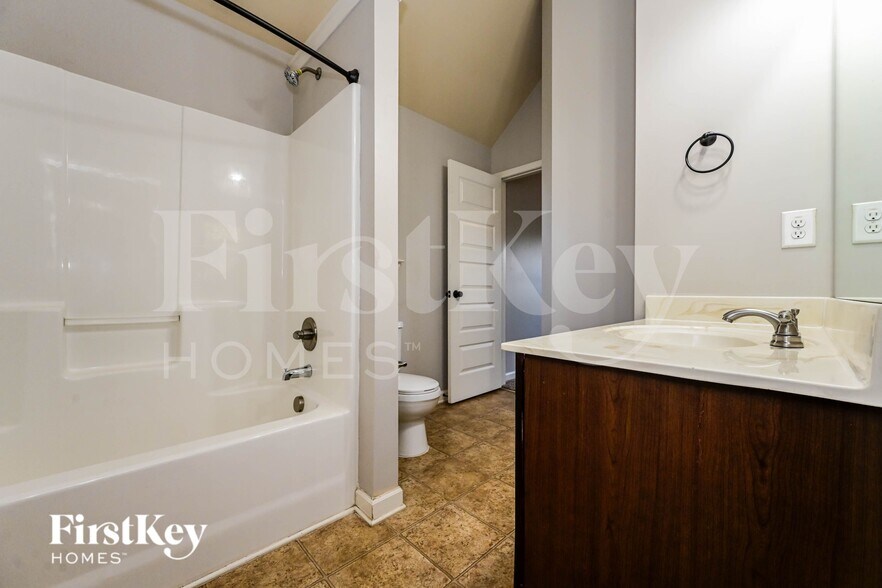 Building Photo - 624 Parkside Pl Dr