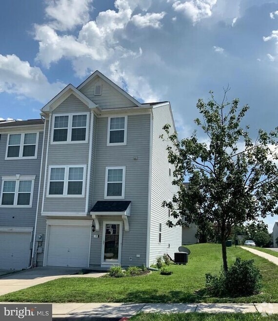 Building Photo - 8 Wayside Ct