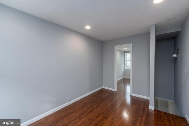 Building Photo - 519 S Port St