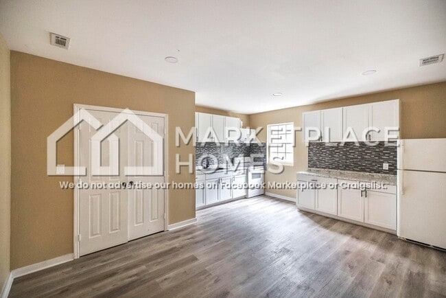 Building Photo - 955 Putnam St