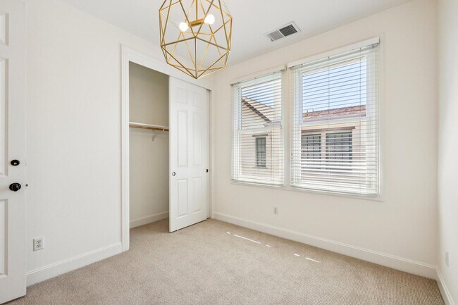 Building Photo - Luxurious Home in Downtown Palo Alto Available Now