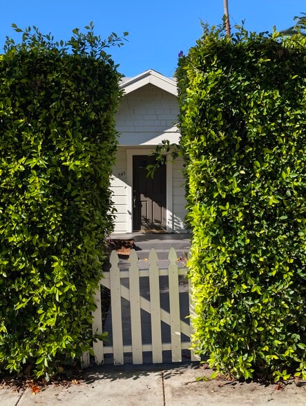 Building Photo - 849 N West Knoll Dr