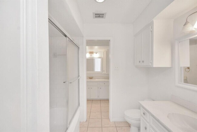 Building Photo - 2744 Briarhurst Dr