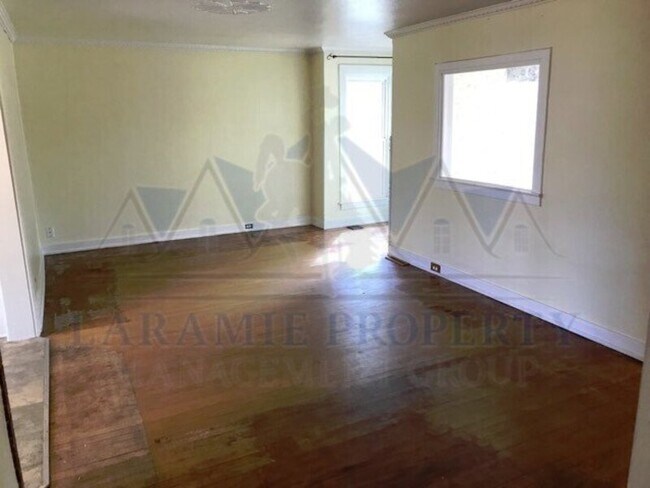 Building Photo - 911 E Steele St