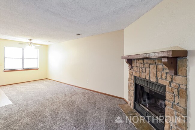 Building Photo - Radiant Unit Townhome | 2 BR/1.5BA | 1-Car Garage |