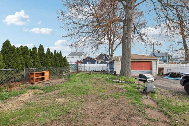 Building Photo - 48 Marinus St