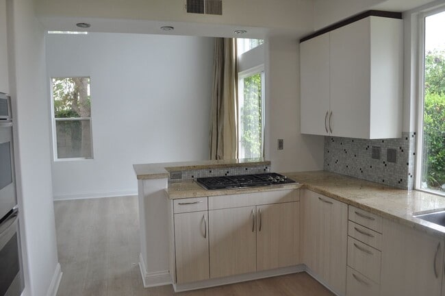 Building Photo - 4BR/3BA EXECUTIVE HOME IN EVER POPULAR RID...