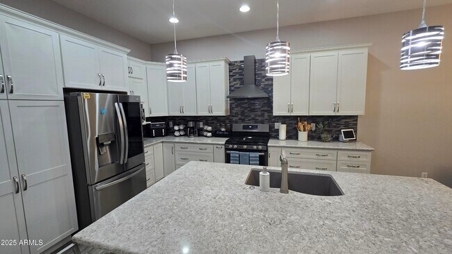 Building Photo - 17591 W Dahlia Dr