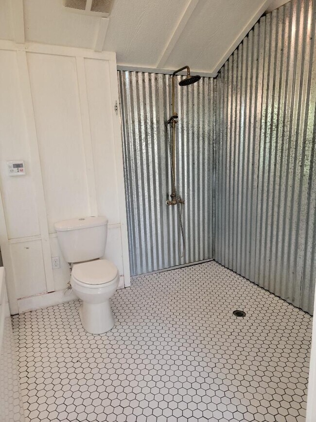 Building Photo - Beautiful Craftsman-style 3 bedroom, 2 bath home (1632 sq ft)  near Lake Steilacoom PLUS studio c...