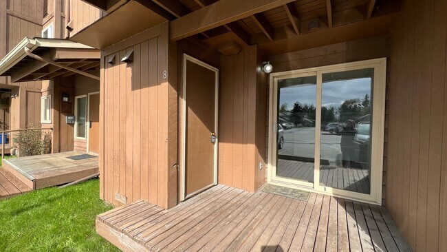 Building Photo - Cozy ground floor 1 bedroom with private washer and dryer!