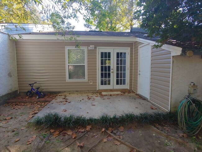 Building Photo - Beautifully updated townhome with stainless steel appliances and wood floors!