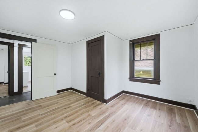Building Photo - Freshly Updated 3BR Home