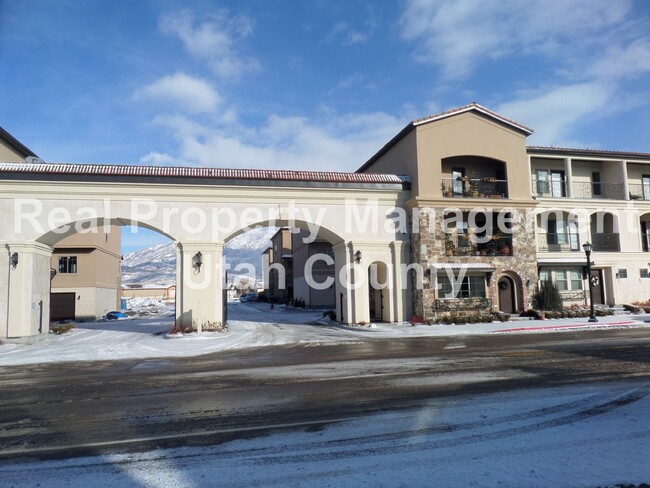 Building Photo - Highland Townhome In Gated Community Half ...