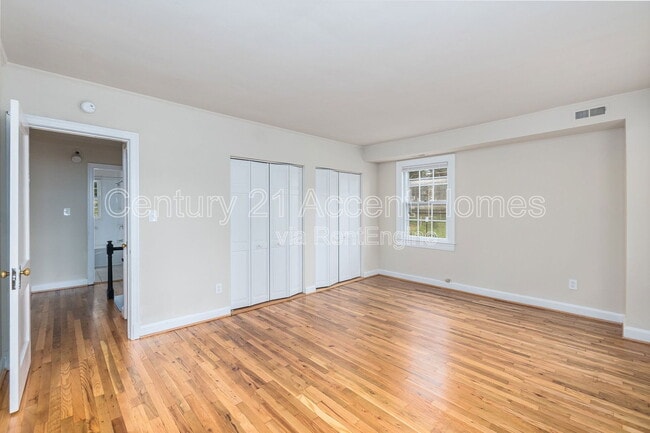 Building Photo - 1020 S Barton St