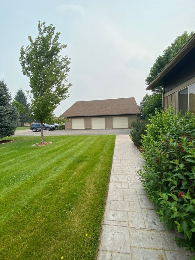 Building Photo - THE VINYARDS AT STONERIDGE (APP#42)