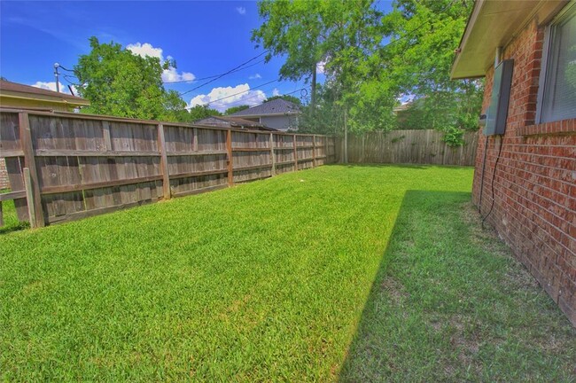 Building Photo - 10915 Roandale Dr