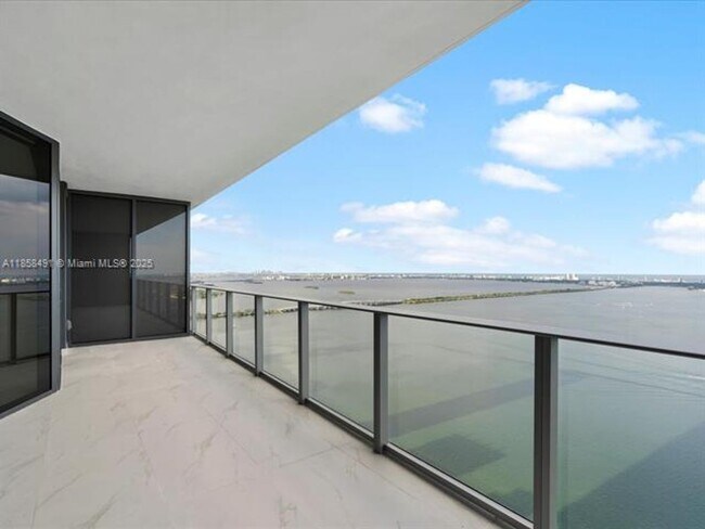 Building Photo - 700 NE 24th St