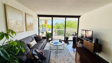 Building Photo - 3701 N Country Club Dr