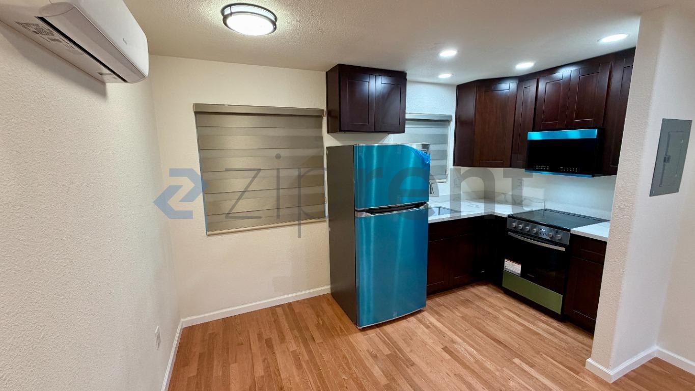 Building Photo - 4564 Angeles Ave