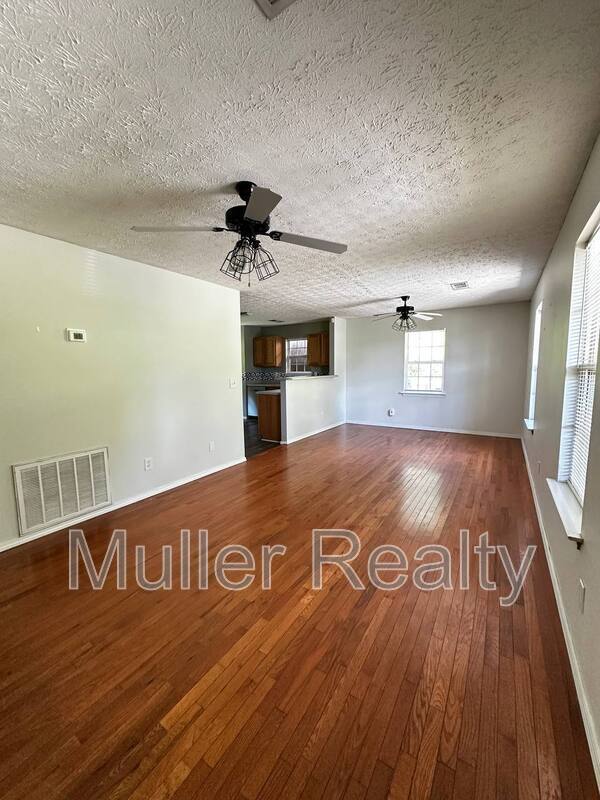 Building Photo - 621 Latham Ave