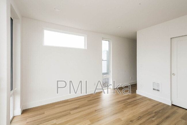 Building Photo - 909 28th Ave S
