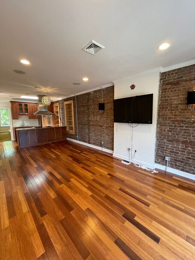 Building Photo - 107 Liberty St.