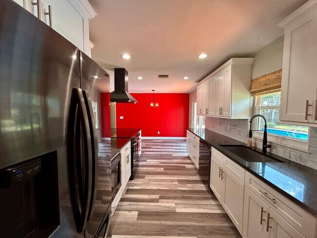 Building Photo - 316 NW Avens St