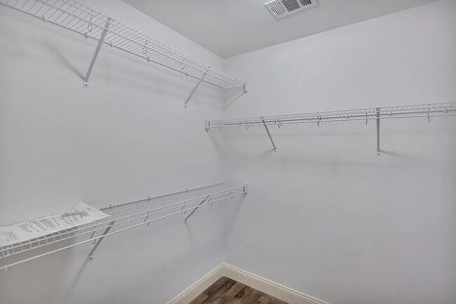 Building Photo - Charming 3-Bedroom Haven with 2 Full Baths...