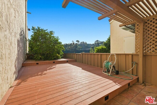 Building Photo - 23926 De Ville Way