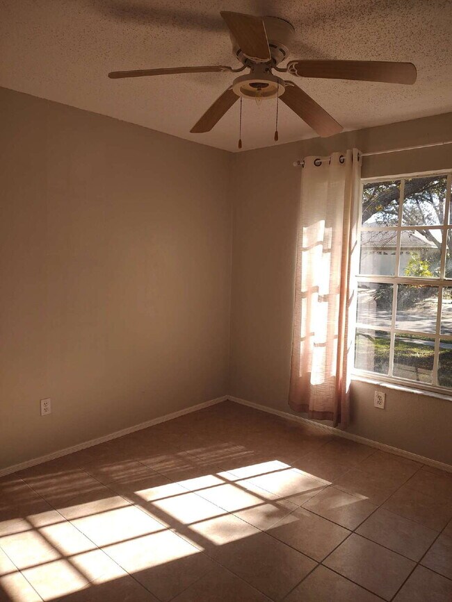 Building Photo - "Spacious 1732 Sq Ft 3-Bed, 2 Baths, in Tarpon Springs!"