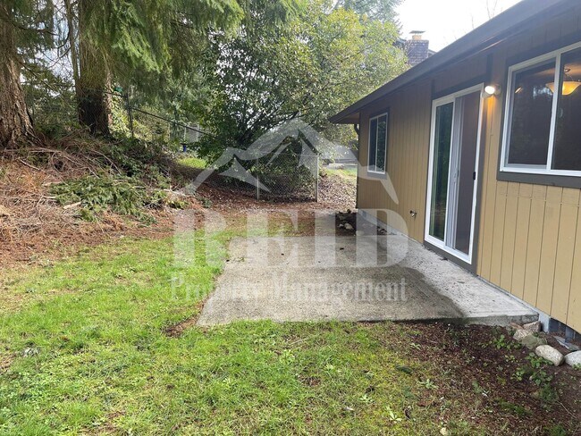 Building Photo - DUPLEX - 2 BED 1 BATH WITH 1 CAR GARAGE IN CENTRAL PORT ORCHARD!