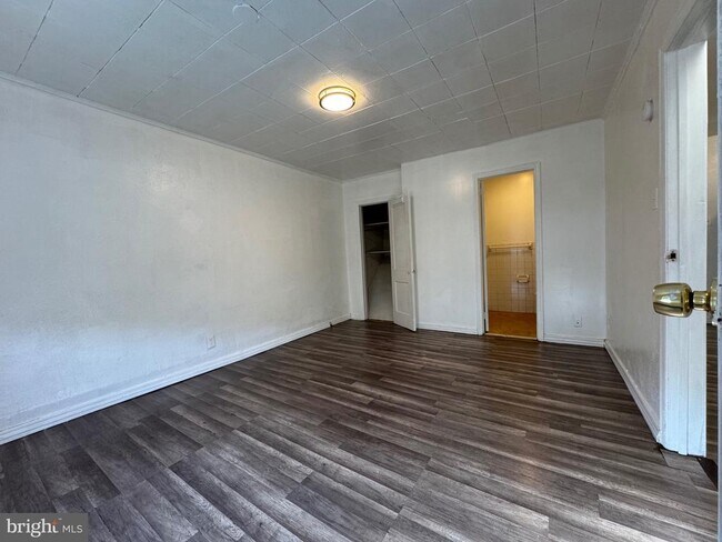 Building Photo - 222 Long Ln