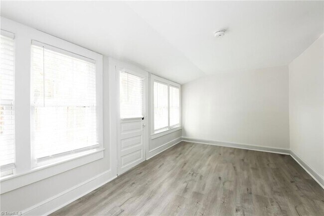 Building Photo - 208 Leftwich St