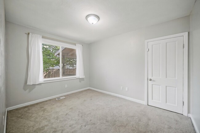 Building Photo - 3600 Mariner Ave