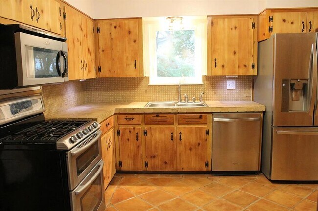 Building Photo - 5911 Aurora Dr