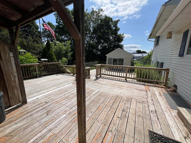 Building Photo - "Charming 3-Bed, 2-Bath Gem on Pearl Street – Your Ideal Bangor Retreat!"