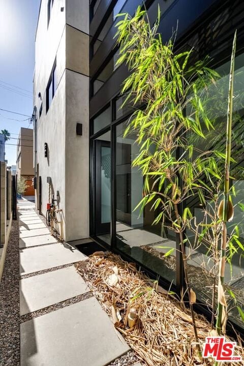 Building Photo - 456 S Venice Blvd