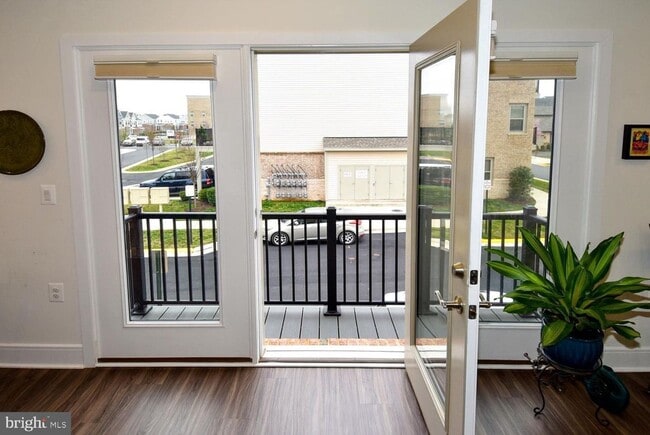 Building Photo - 4-Level Furnished townhome!