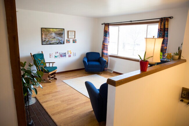 Upstairs living area - 1319 S Thompson Dr
