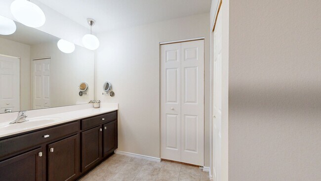 Building Photo - Stunning 4 bedroom home in pristine condition!!!