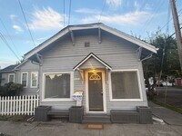 Building Photo - 300 Center St