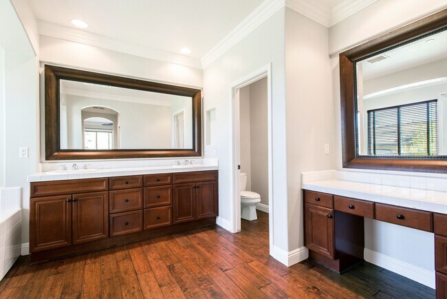 Building Photo - Beautiful 5 bedroom/ 3 Bath Miraleste home...