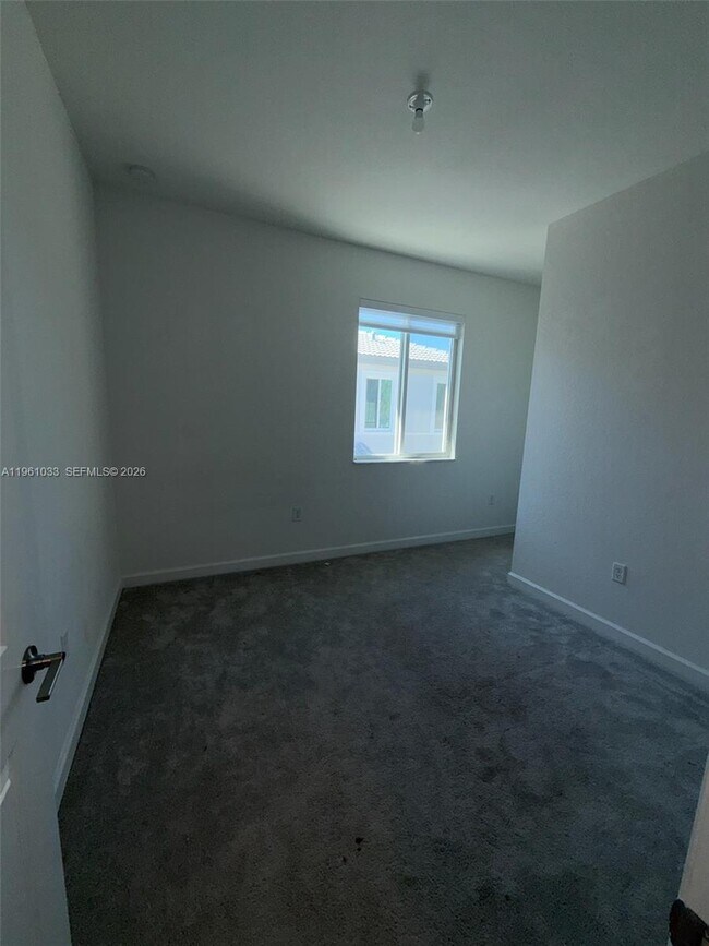 Building Photo - 679 SE 13th St Cir