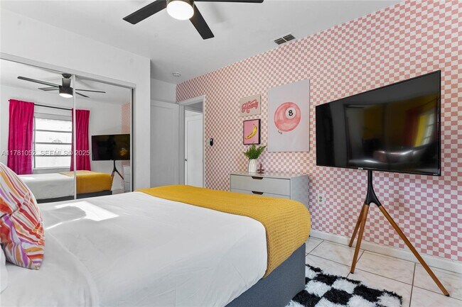 Building Photo - 260 NE 45th St