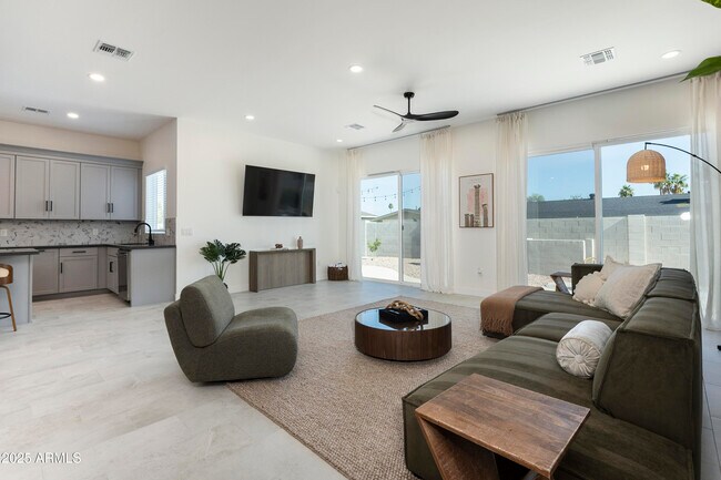 Building Photo - 5049 E Shaw Butte Dr